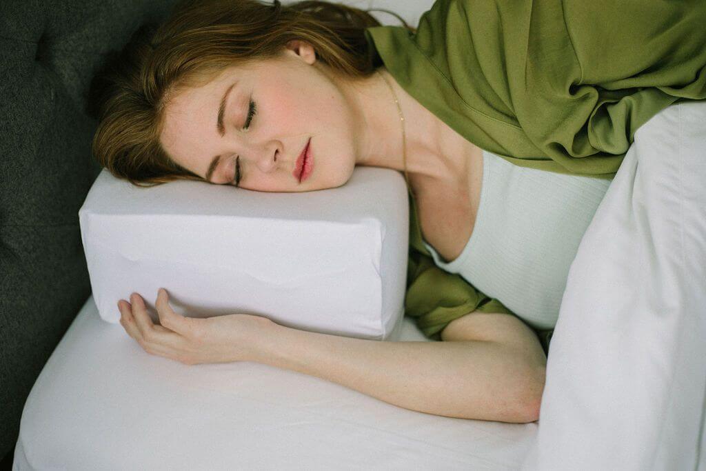 How Sleeping on Your Side Will Cut Down Sleep Apnea - Pillow Cube